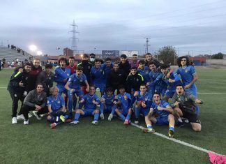 Plantilla del Fuenlabrada celebrando una victoria