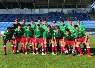 Plantilla San Juan frente a la Real Sociedad en Zubieta.