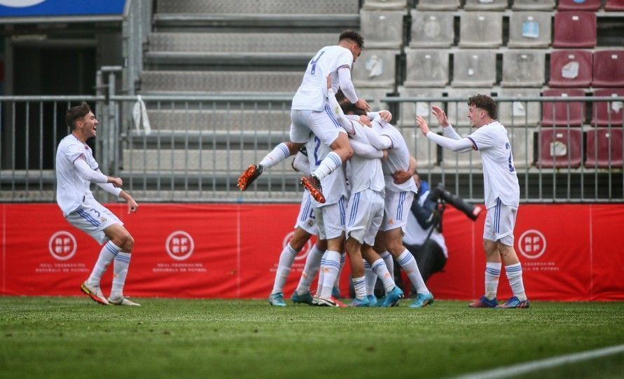 El Madrid remonta en la segunda parte a un combativo Rayo