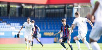 Aleix Garrido, rodeado de rivales
