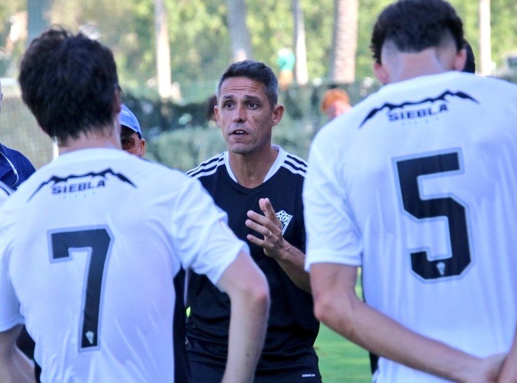 Entrnadaor Andrés Ramos, del Marbella Juvenil en la temporada 2022 2023