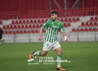 Marcos Fernández, la metamorfosis de un extremo reconvertido en un delantero goleador Marcos Fernández en su partido frente al Atlético de Madrid de la Copa del Rey