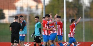 Los jugadores del Sporting celebran el gol de la victoria frente al SD Compostela