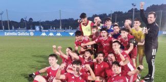 La plantilla del CD Covadonga celebra el empate logrado en Abegondo