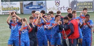 Plantilla del Revilla celebra una victoria