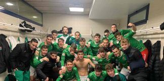 Equipo de AD San Juan celebrando el triunfo vs Tolosa