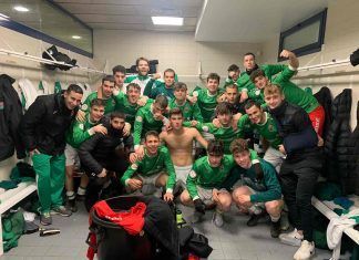 Equipo de AD San Juan celebrando el triunfo vs Tolosa