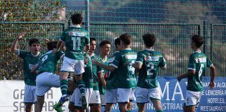 Plantilla del Coruxo celebrando un gol