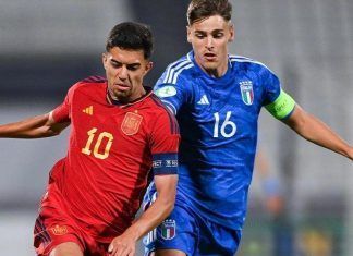 Ilias Akhomach en el partido contra Italia