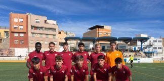 El Sevilla gana en Melilla (0-2) y avanza con paso firme en una liga en la que está invicto. Con el empate del Betis, se sitúa co-líder.