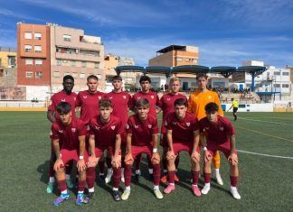 El Sevilla gana en Melilla (0-2) y avanza con paso firme en una liga en la que está invicto. Con el empate del Betis, se sitúa co-líder.