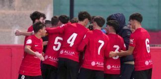 El Mallorca vence al Girona y mantiene viva su lucha por el liderato