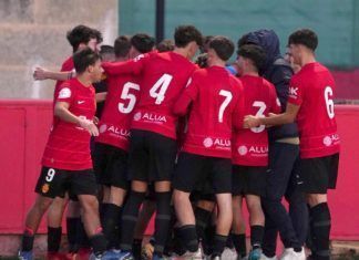 El Mallorca vence al Girona y mantiene viva su lucha por el liderato