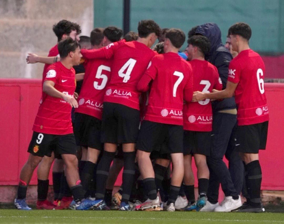 El Mallorca vence al Girona y mantiene viva su lucha por el liderato