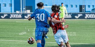 Garci en una disputa por el balón