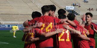 La sub-19 sufre para ser líder