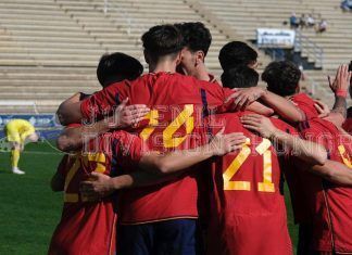 La sub-19 sufre para ser líder