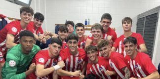 Jugadores celebrando en vestuarios