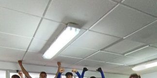 Jugadores celebrando en vestuarios