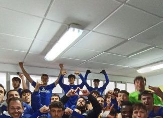 El Getafe vence a La Cruz en un duelo marcado por la polémica Jugadores celebrando en vestuarios
