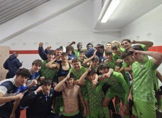 Granizo pepinero en San Sebastián de los Reyes Celebración de los jugadores en vestuarios