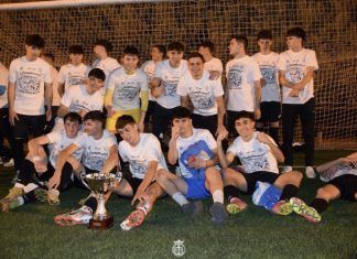 Los juveniles celebrando el título de liga