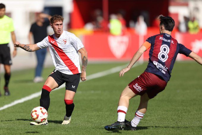 Darío Benavides ante el Yeclano buscando las ocasiones de los atacantes