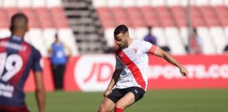Capitán del Sevilla Atlético buscando ocasiones con pases largos