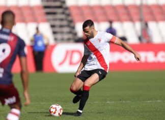 Capitán del Sevilla Atlético buscando ocasiones con pases largos