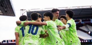 El Barcelona arrasa en Villa Park