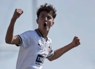 El Valencia blinda a su nueve del futuro Iker Aranda continuará en la cantera del Valencia