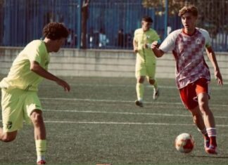 La perla de la cantera blanquivioleta Miguel Redondo, firma su primer contrato como profesional y seguirá ligado al Real Valladolid.