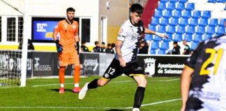 Pedro López firma su primer contrato profesional con Unionistas hasta 2029