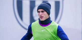 El central capitán del filial blaugrana hará la próxima pretemporada con el primer equipo bajo el mando de Flick.