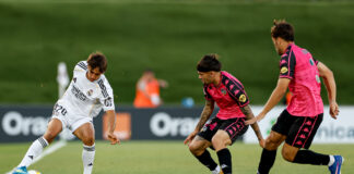 Pol Fortuny regateando a sus rivales. Fuente: Cantera Real Madrid en X