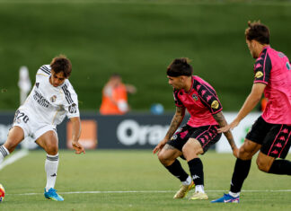 Pol Fortuny regateando a sus rivales. Fuente: Cantera Real Madrid en X
